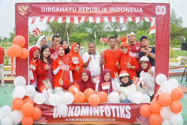 Keluarga besar Diskominfotiks Rohil gelar peringatan HUT Kemerdekaan RI ke-80 Senin (18/8/2025) di Halaman Kantor Bupati. Foto: Diskominfotiks Rohil/Amr